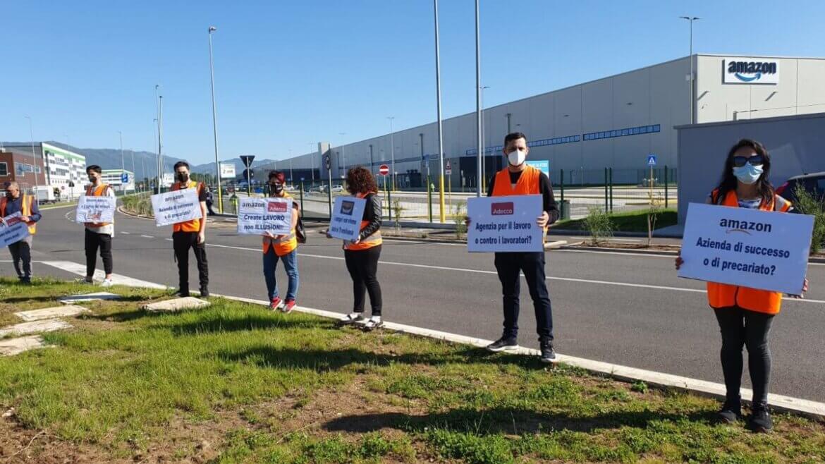 Lavoatori Amazon in protesta davanti allo stabilimento di Colleferro