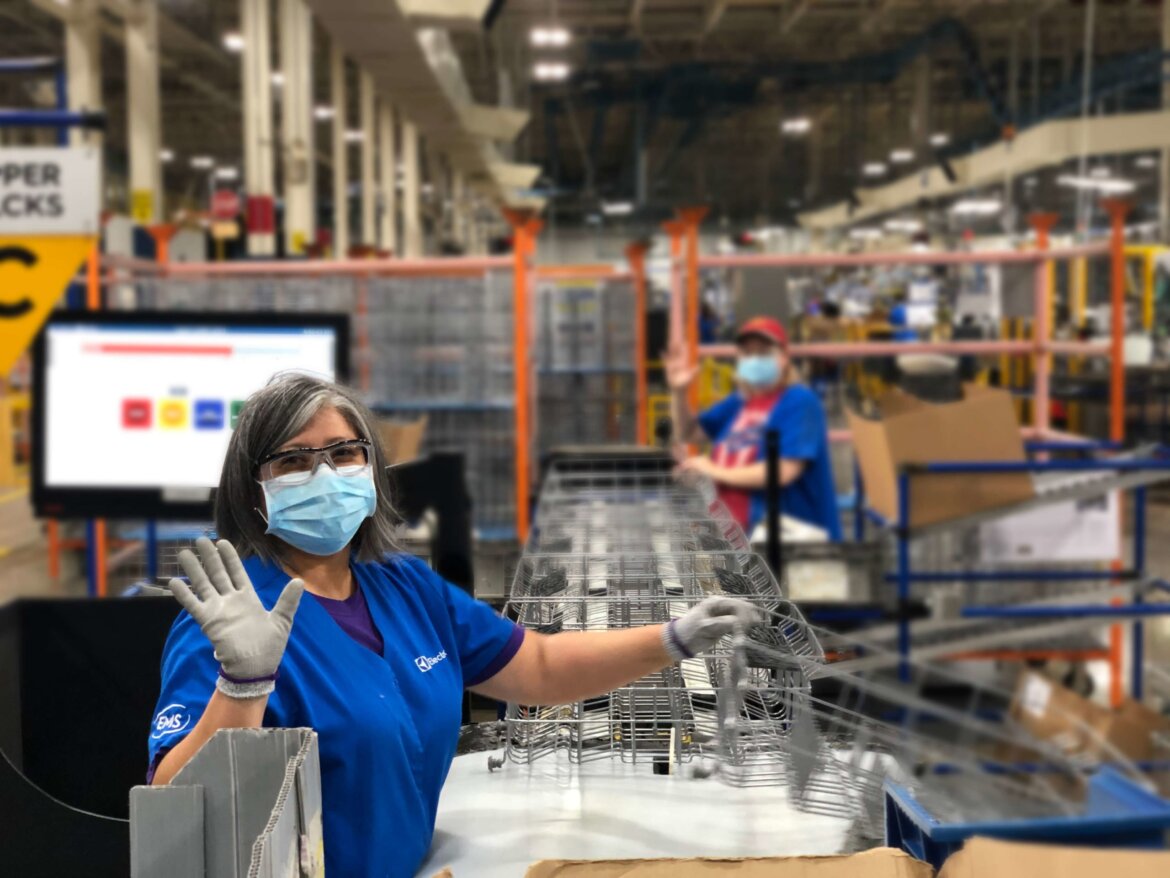 Lavoro e Covid Donne a lavoro in fabbrica