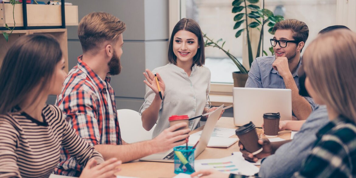 Ragazzi in riunione di lavoro