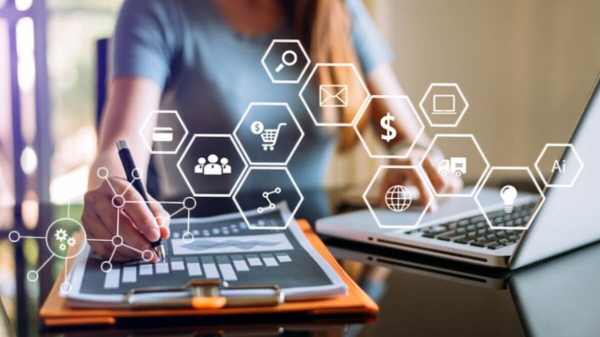 persona al pc con icone che richiamano allo sviluppo tecnologico