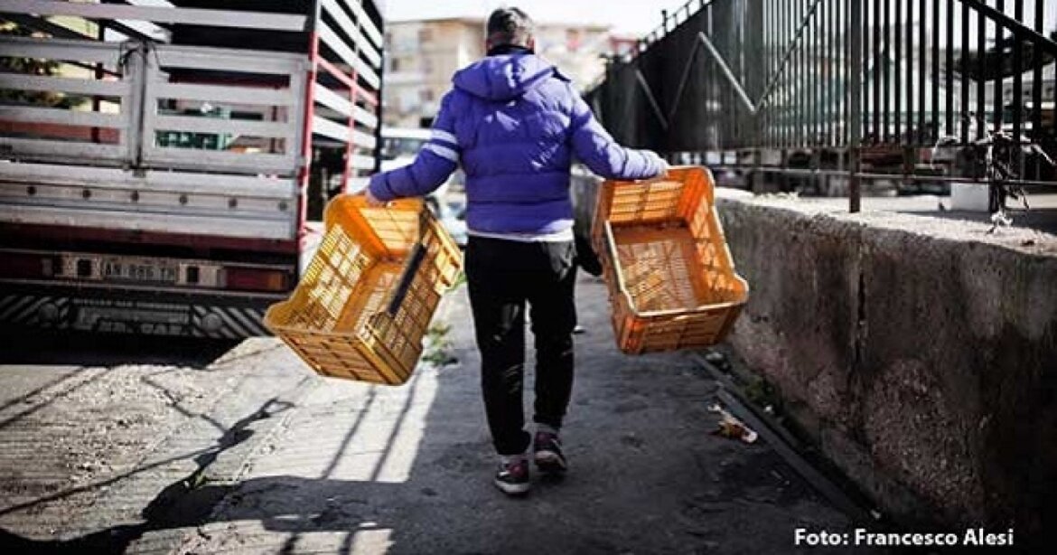 Lavoro minorile Ragazzo con cassette in mano a lavoro