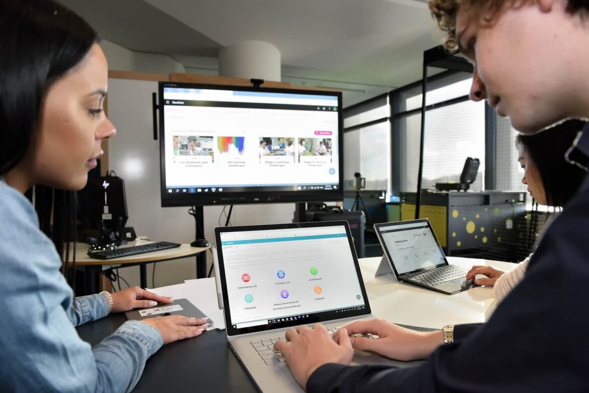 Persone lavorano e imparano davanti al computer