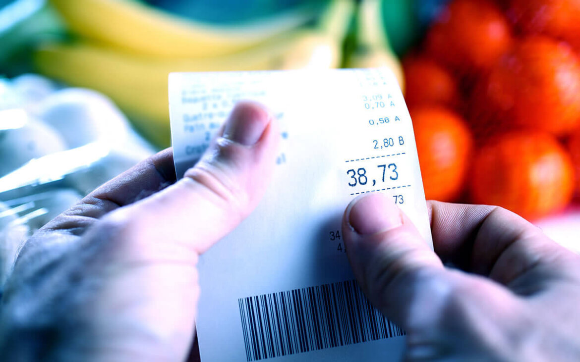 Persona tiene in mano uno scontrino