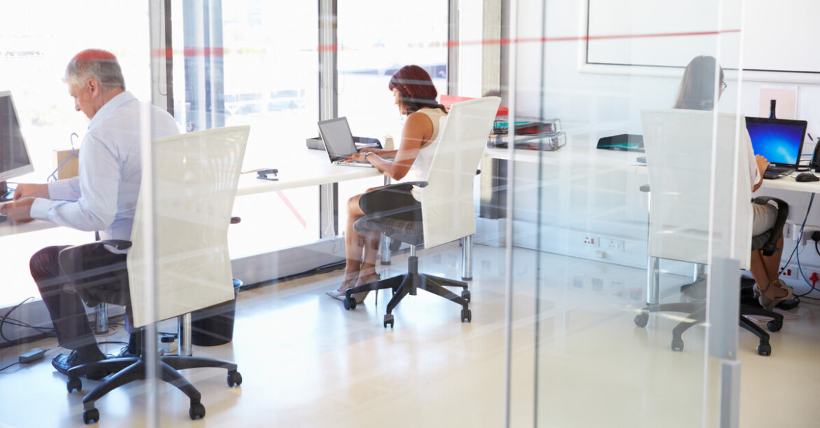 Persone a lavoro in ufficio