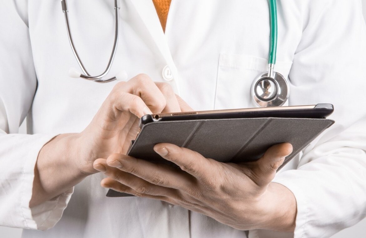 Medico con tablet in mano