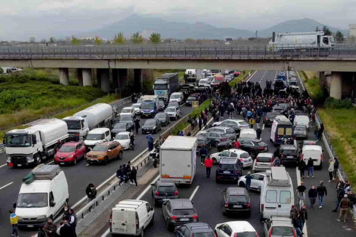 Manifestazione sulla A1 Manifestanti in autostrada