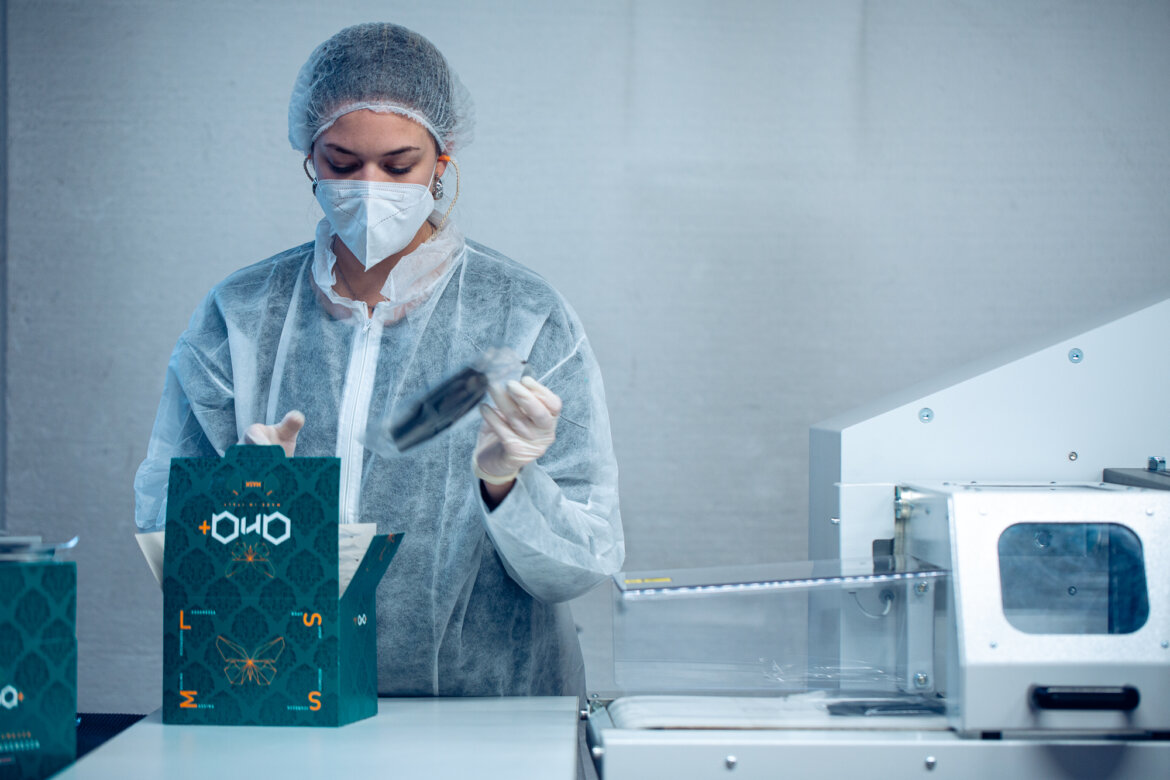 Persona impegnata nella confezione di mascherine