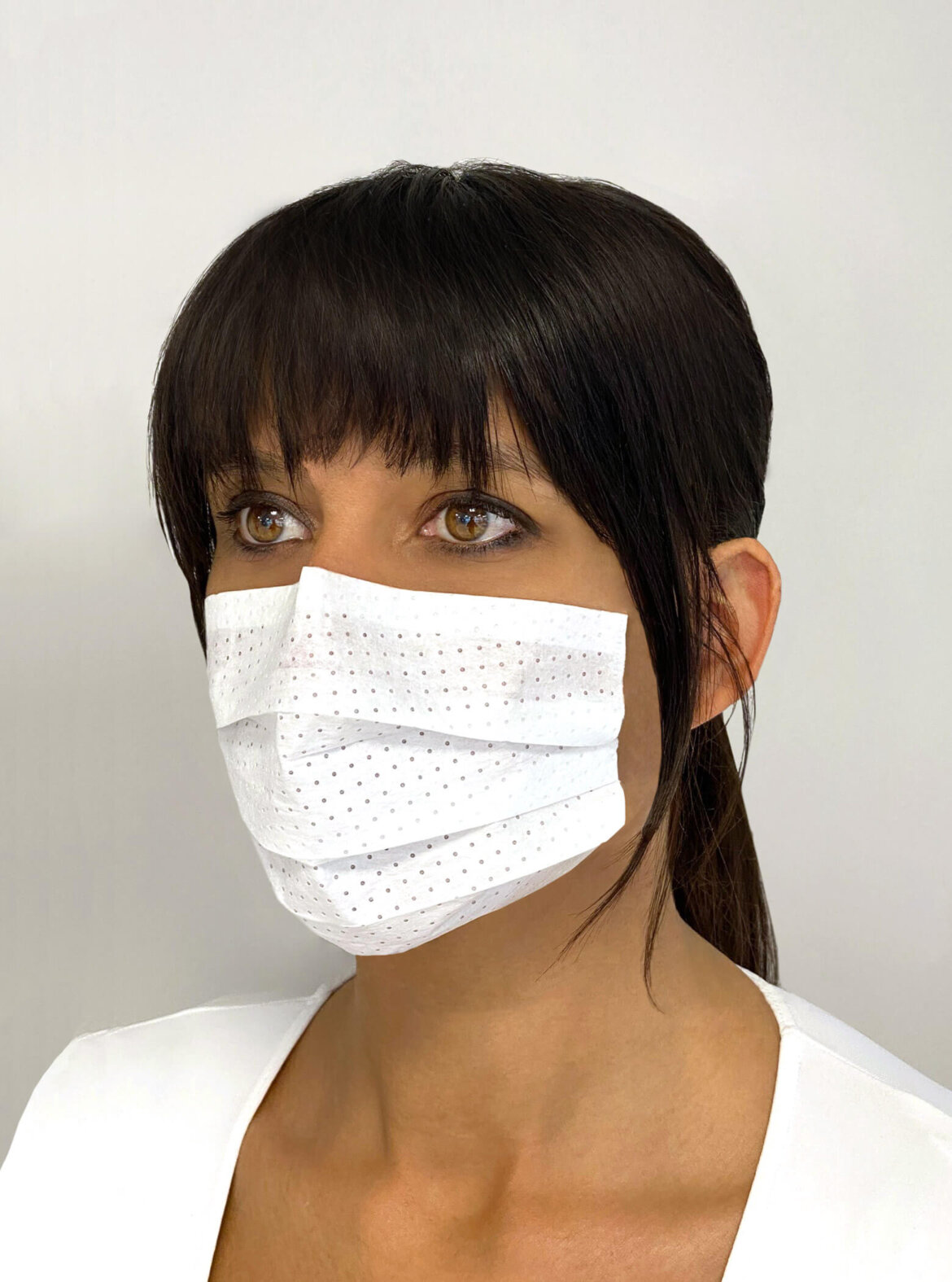 Una donna con la mascherina chirurgica monouso