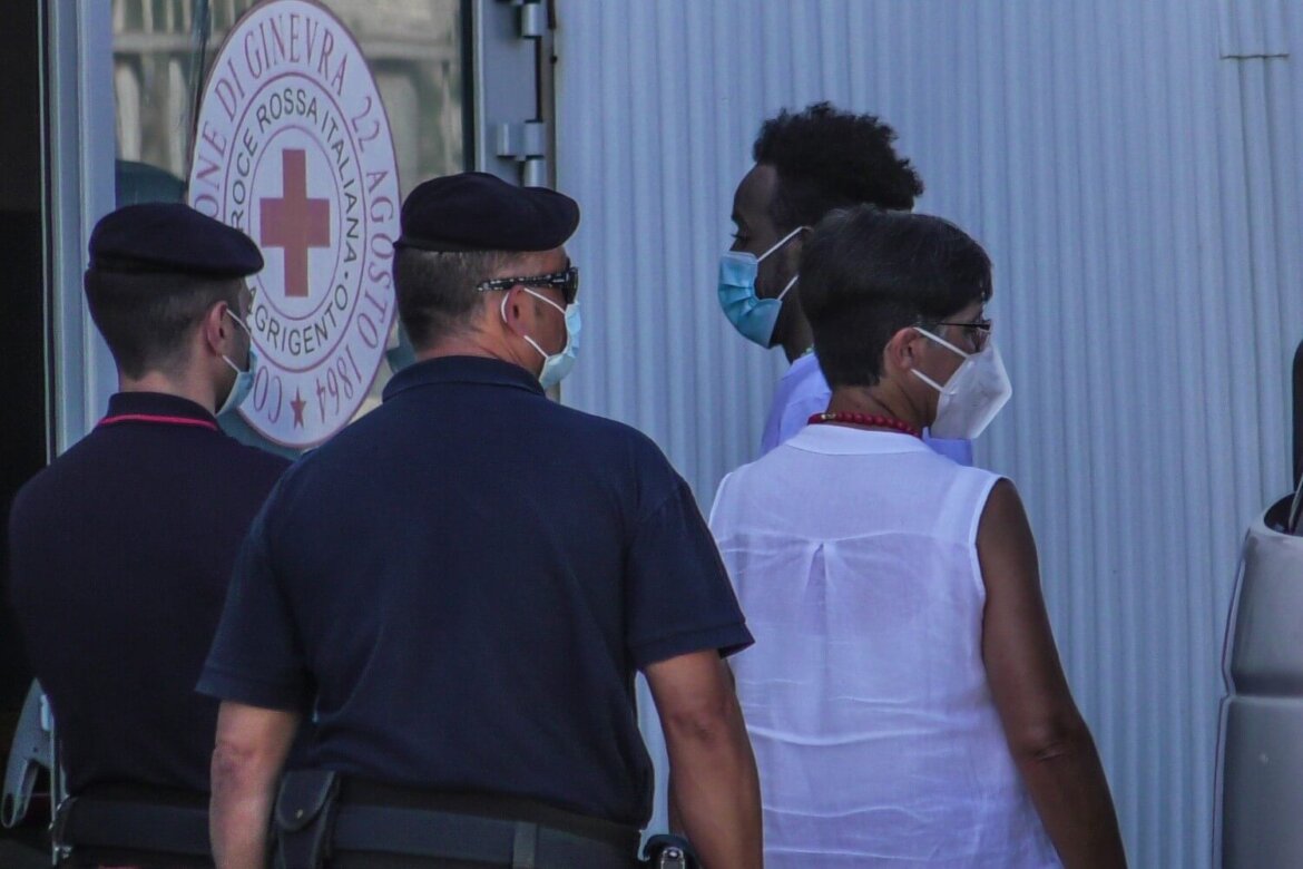 Clandestini insieme a forze dell'ordine per screening tampone covid