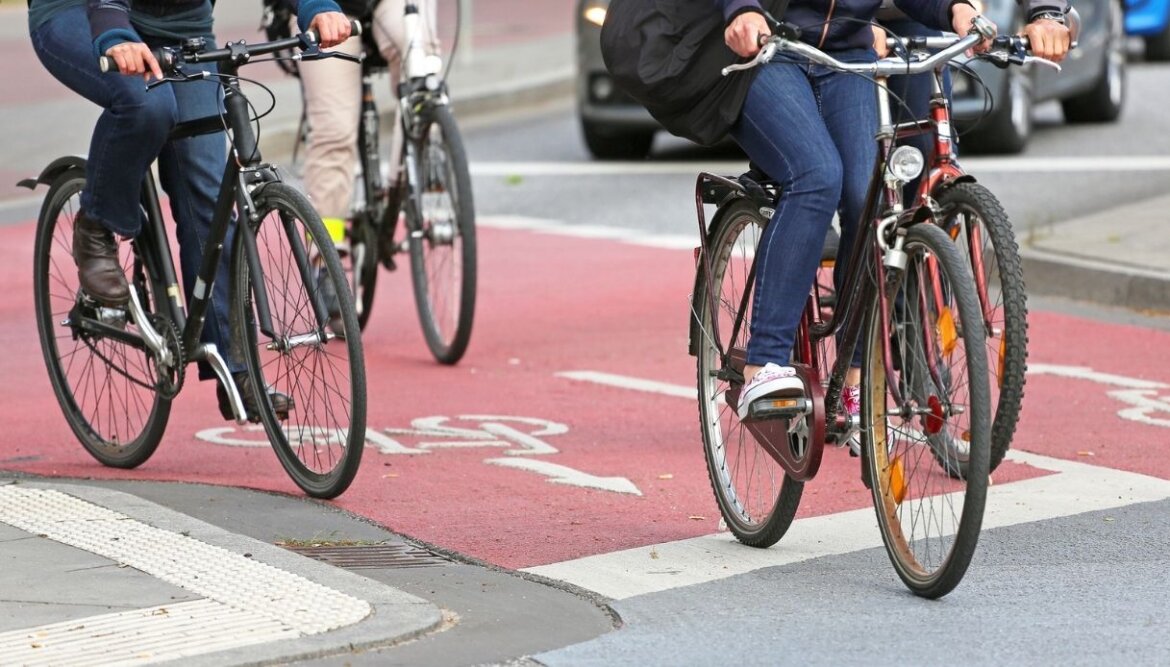 Mobilità sostenibile Persone in bicicletta su piste ciclabili