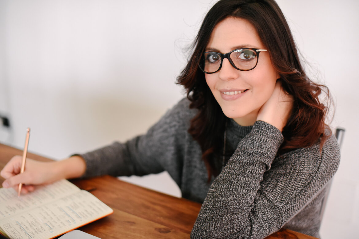 Monica Spinazzola seduta ad una scrivania