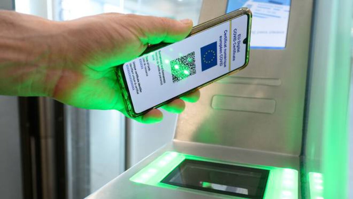 Uomo passa allo scanner il green pass
