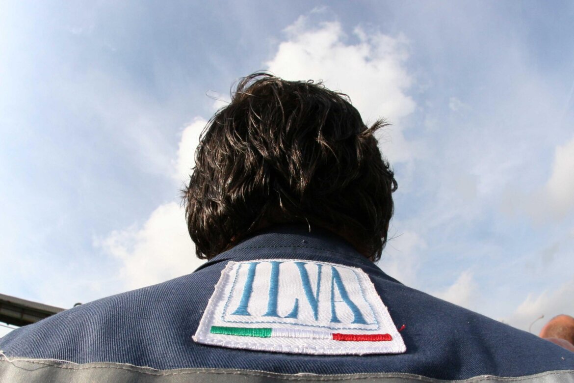 Operaio Ex Ilva ripreso di spalle Operaio Ex Ilva ripreso di spalle in una foto