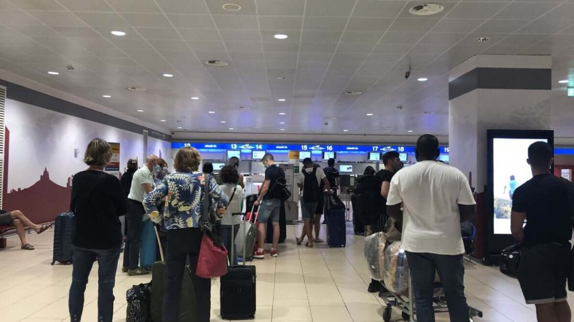 Passeggeri passeggeri con valigie in aereoporto