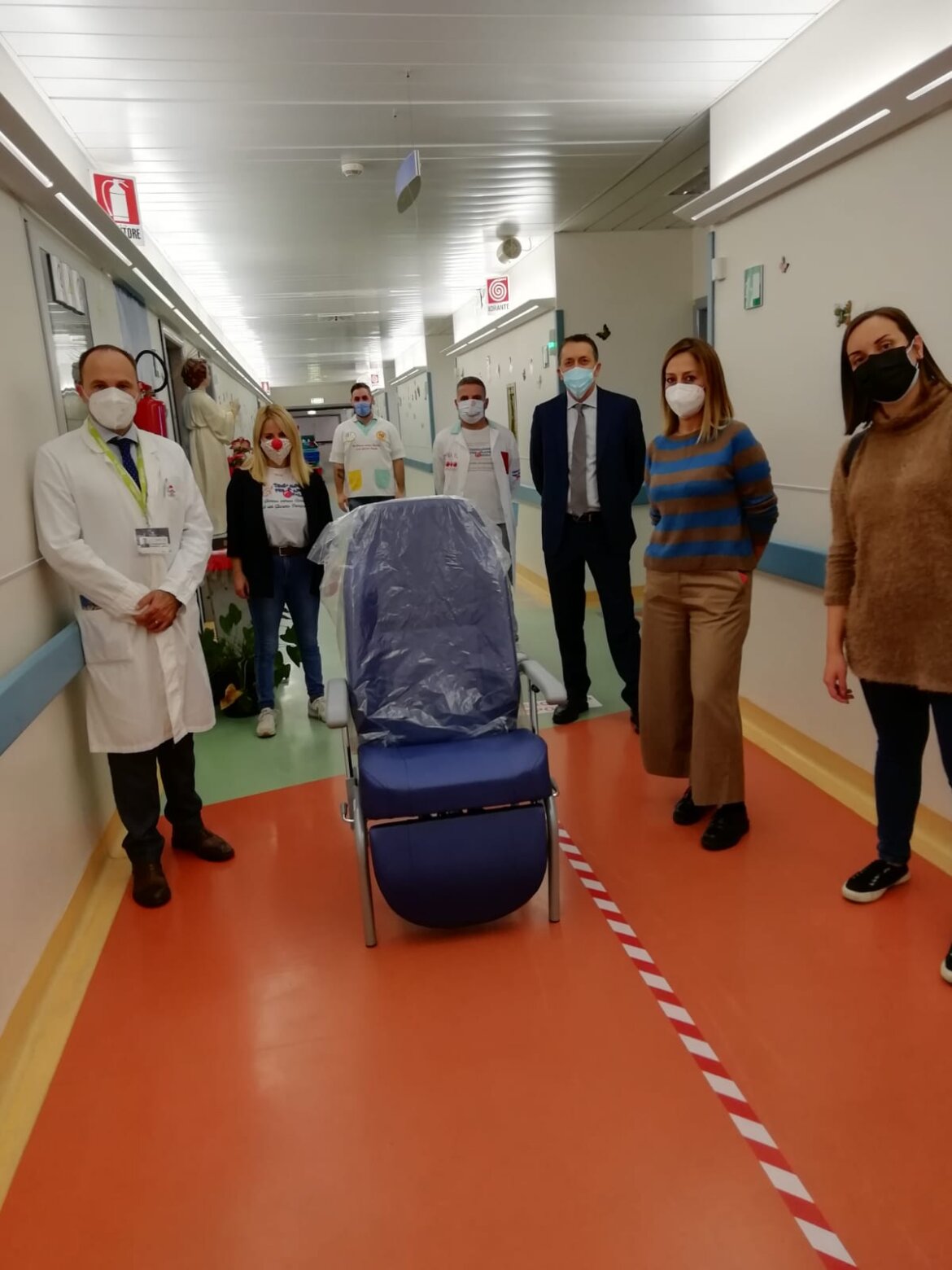 POLTRONE DEL SORRISO: DONAZIONE DI TENIAMOCI PER MANO ONLUS ALL’OSPEDALE DI FROSINONE Consegna Poltrone del sorriso all'ospedale di Frosinone