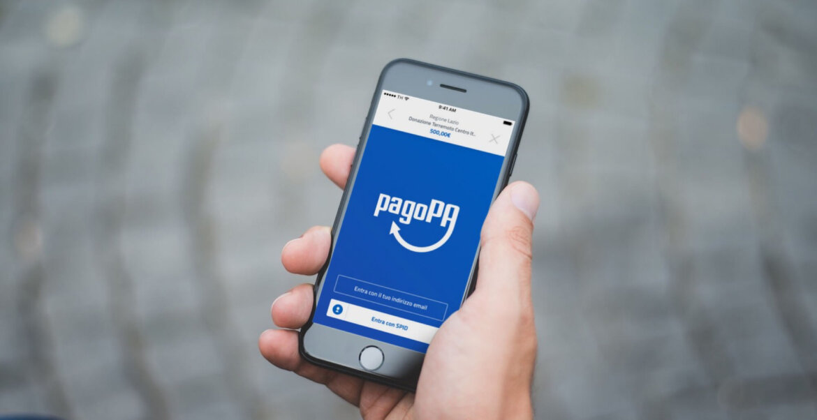Persona con telefono in mano e schermata dell'App PagoPA