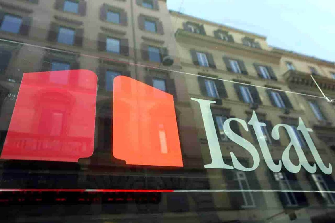 Logo dell'Istat con palazzo nello sfondo