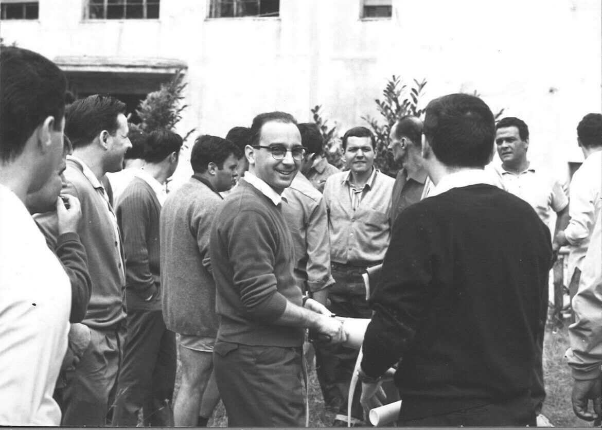 Foto storica in bianco e nero con Pippo Morelli