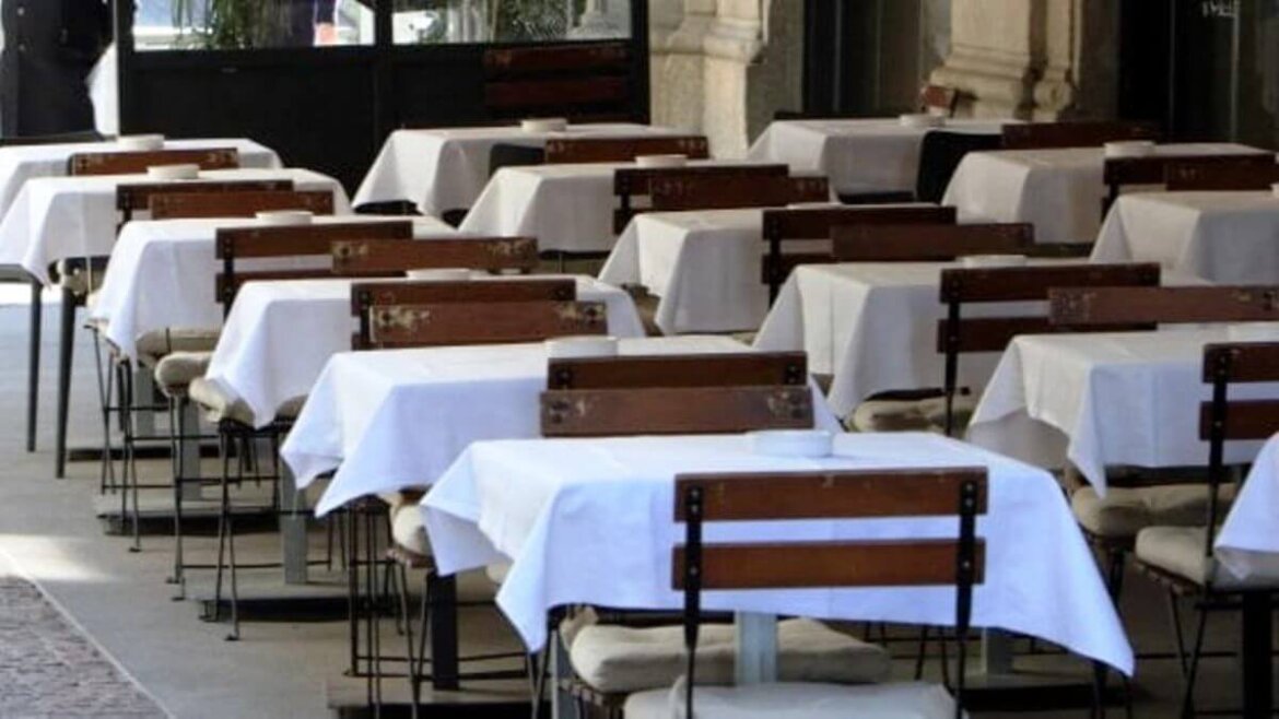 Tavoli e sedie di un ristorante in una foto