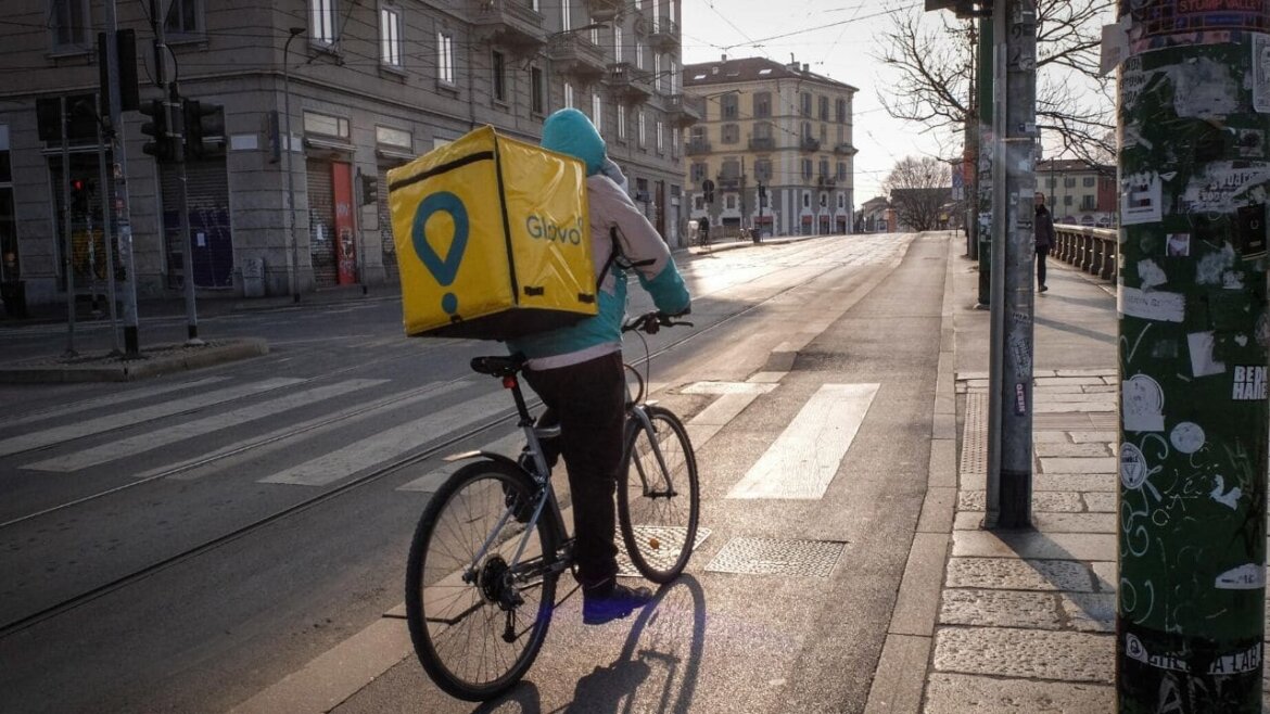 Ciclofattorino mentre effettua una consegna a domicilio