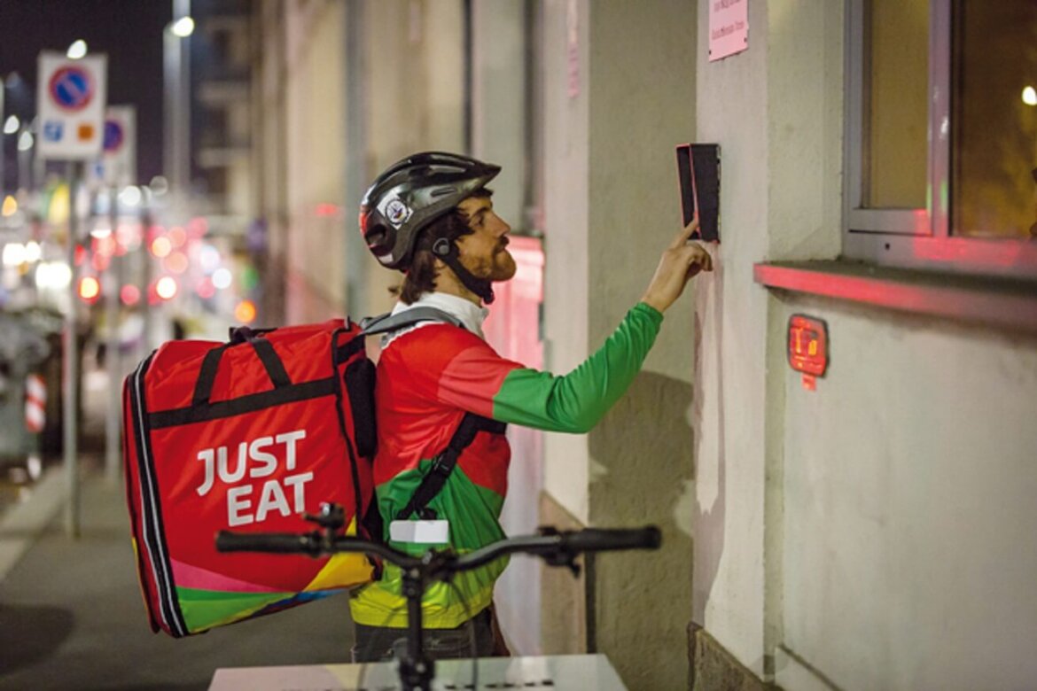 Riders di Just Eat Riders di Just Eat mentre fa una consegna a domicilio