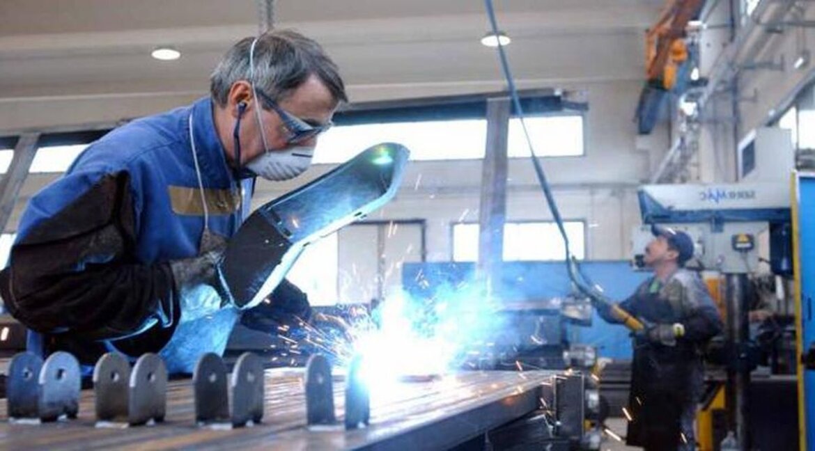 Rinnovo contratto Metalmeccanici Persona a lavoro mentre effettua saldatura