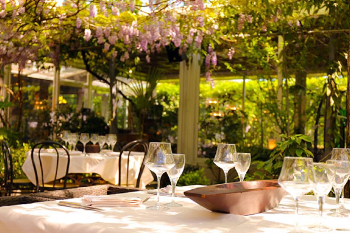 Tavolo di ristorante apparecchiato all'aperto