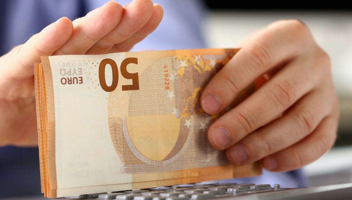 Salario minimo (1) Un salario mensile dignitoso? 1905 euro per 40 ore di lavoro a settimana