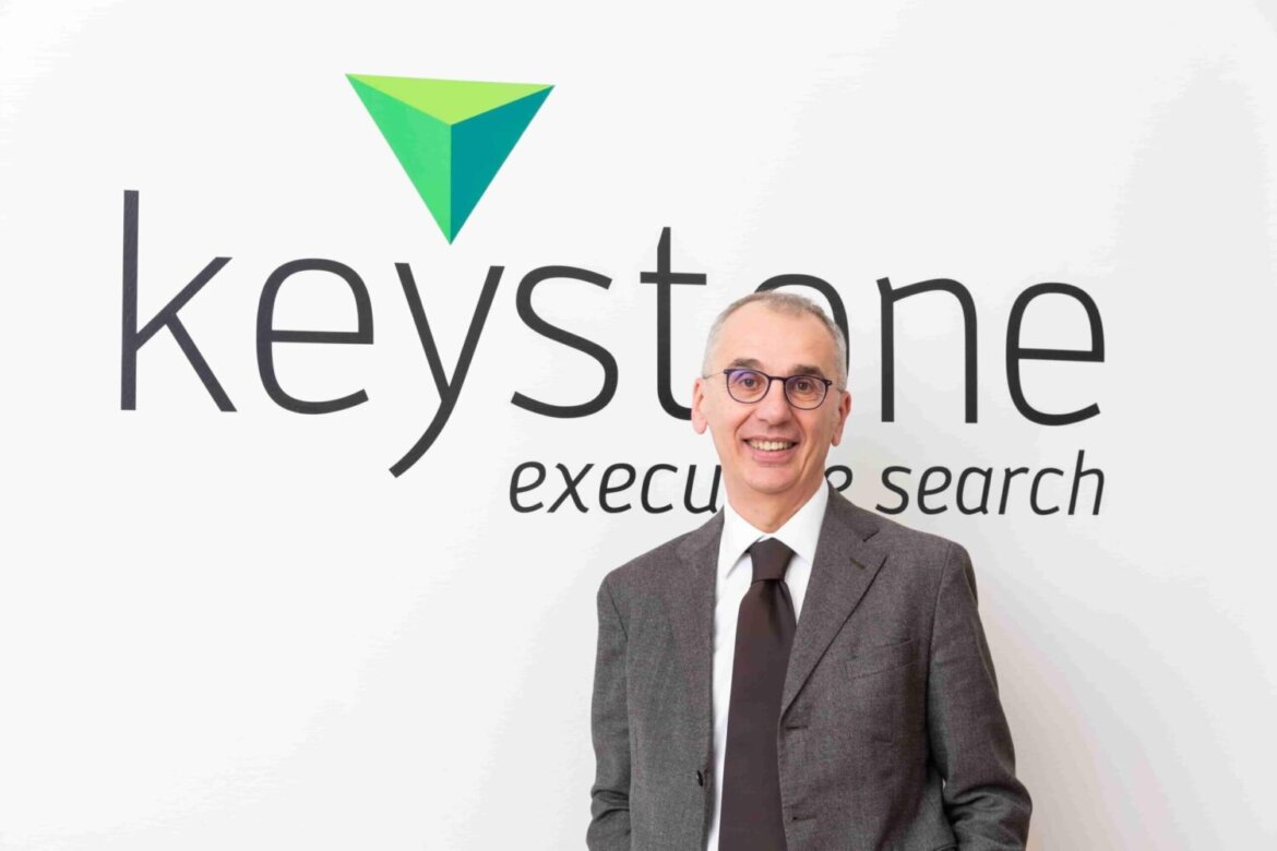 Sandro Sereni con sfondo logo Keystone