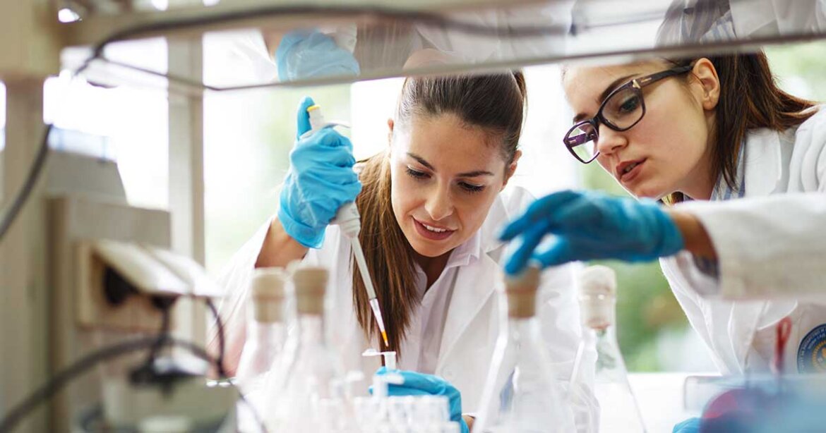 Scienziate al lavoro Scienziate al lavoro in laboratorio