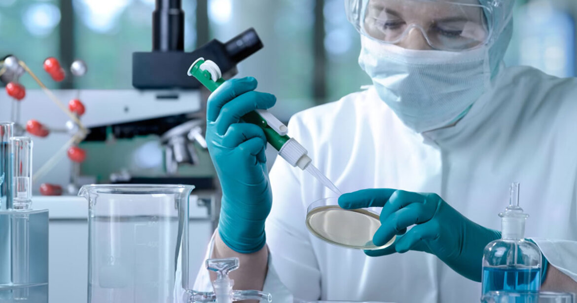 Scienziato fa esperimenti in laboratorio