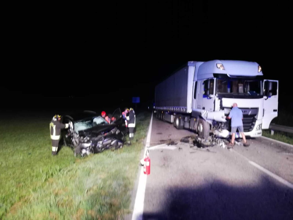 Incidente tra tir e auto