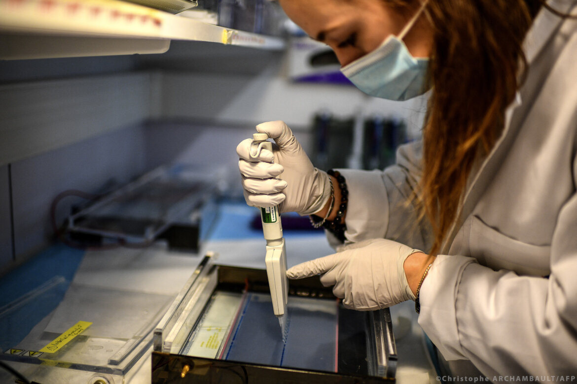 Bollettino Covid-19 Operatore sanitario in laboratorio