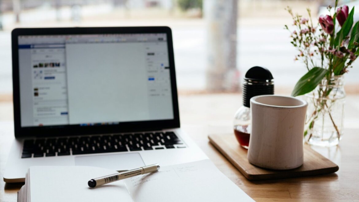 Computer acceso con tazza accanto