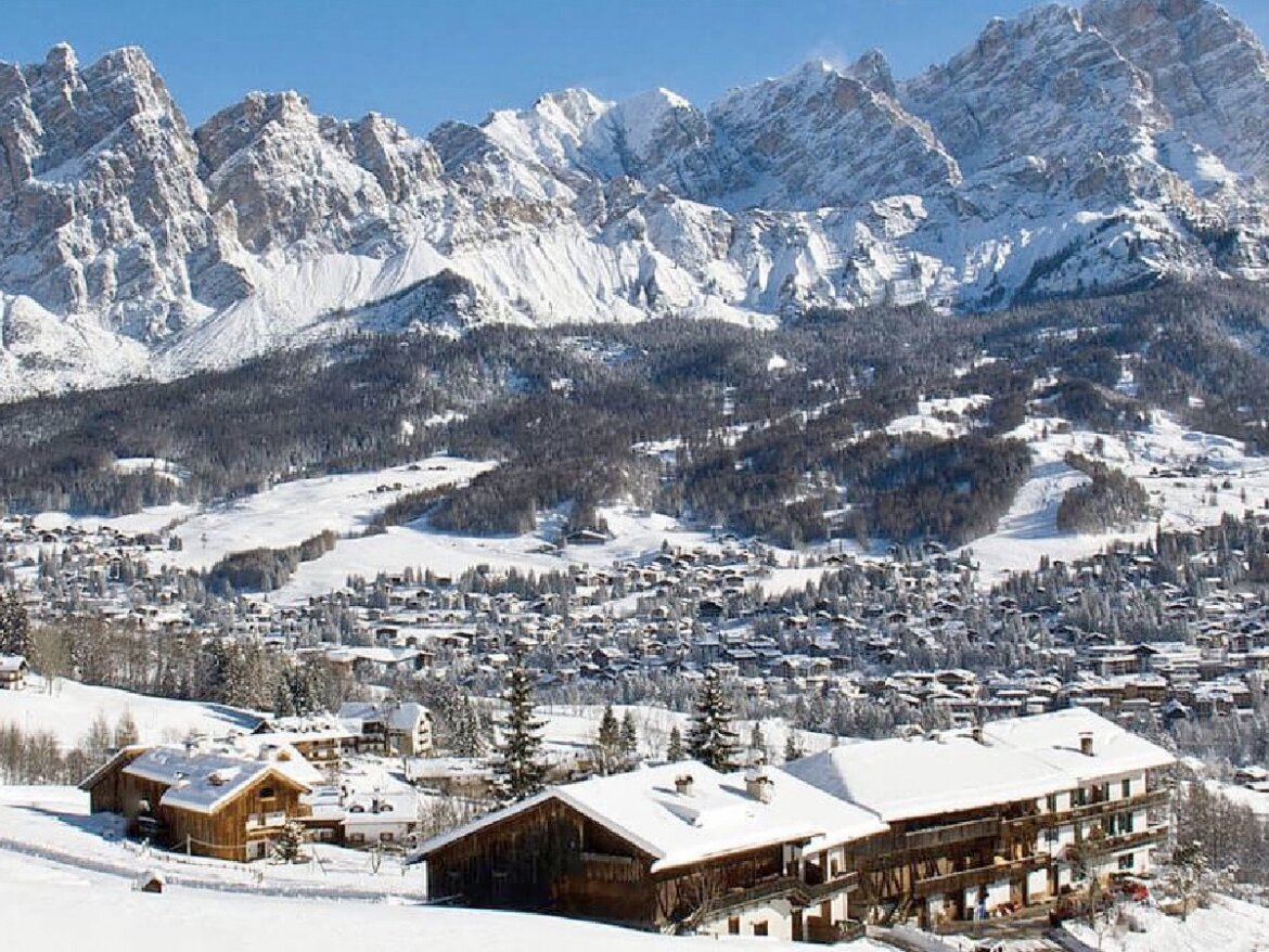 Paesaggio di montagna innevato