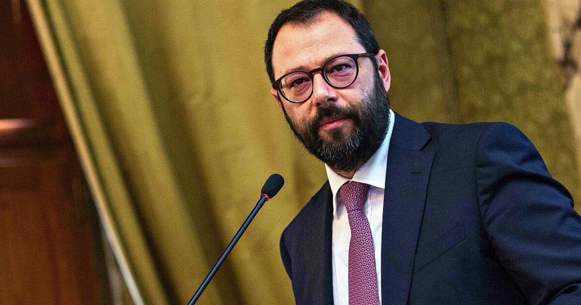 Stefano-Patuanelli Reddito di cittadinanza, Patuanelli: “Salvini non ha mai lavorato, il referendum di Renzi…”
