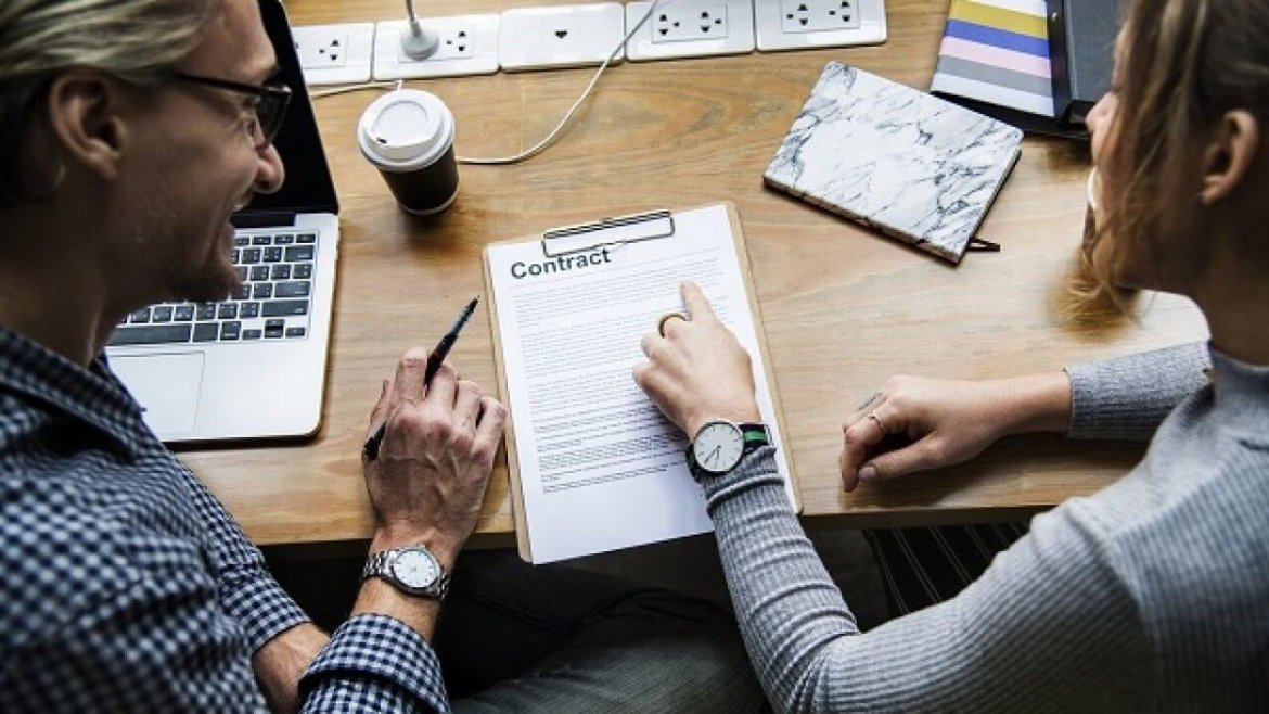 Stipula contratti Persone mentre firmano contratto