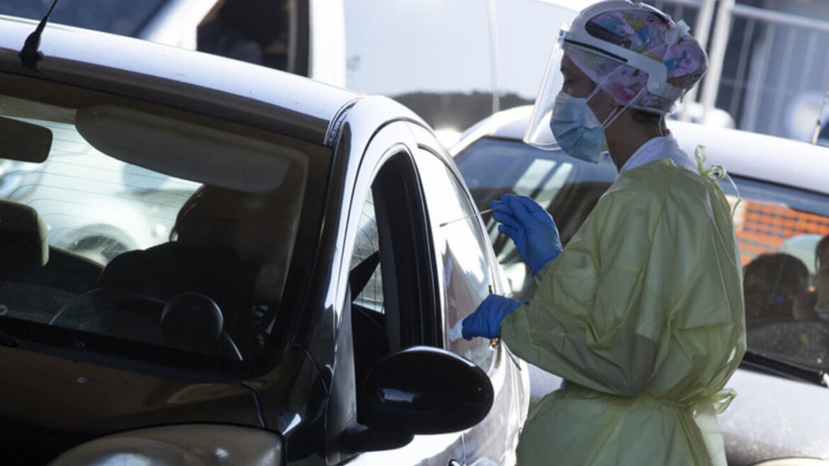 Persona si sottopone a tamponi drive in