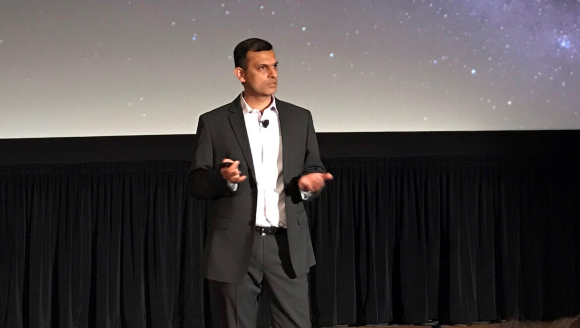 TK Anand SVP Oracle Analytics foto T.K. Anand, Senior Vice President, Oracle Analytics mentre parla al pubblico