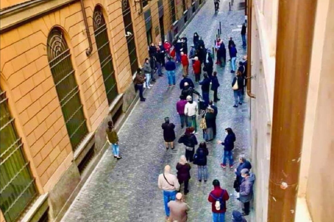 Emergenza Coronavirus, incubo povertà: italiani in fila al Banco dei Pegni in tutto il paese