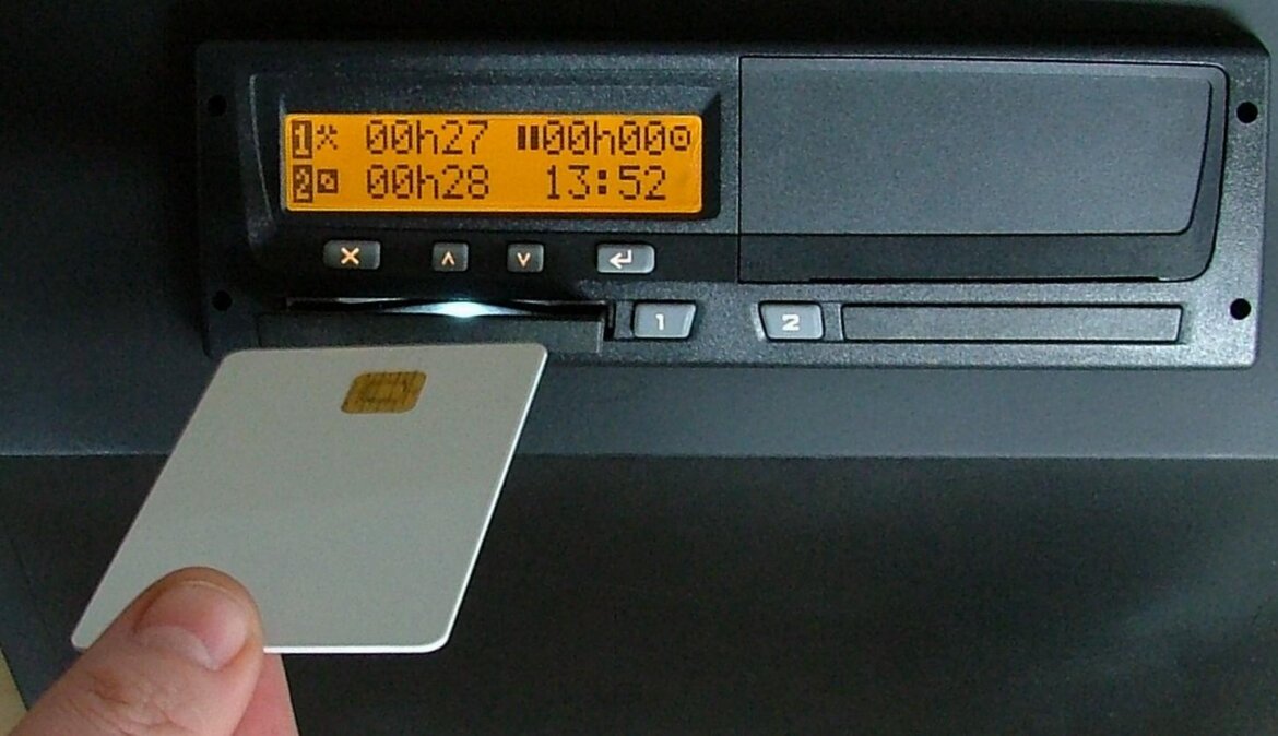 Conducente inserisce scheda personale nel tachigrafo