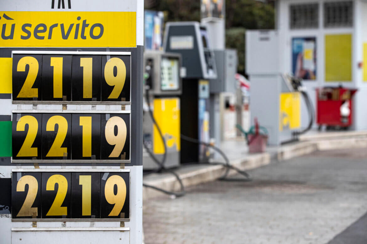 Benzina: Qe, sfonda i 2 euro al litro anche in self Autotrasporto: nessun recupero accise fino al 18 Novembre 2022