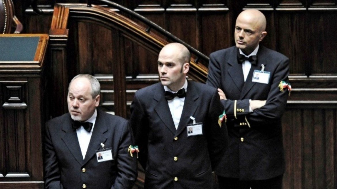 Risparmiare sui costi della politica? Altro che “taglio dei parlamentari”. Ecco quanto ci costano i dipendenti di Camera e Senato