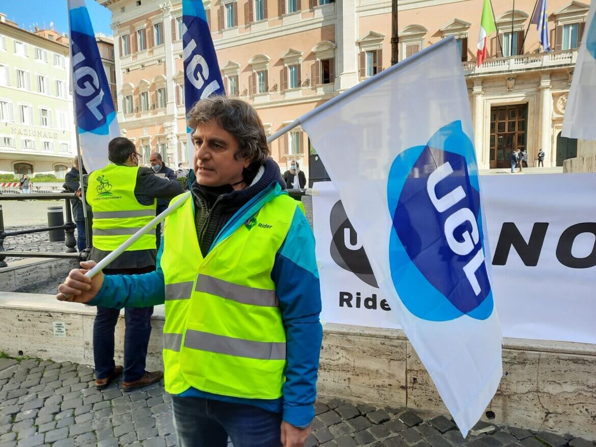Vincenzo Abbrescia dell'Ugl in protesta con la bandiera del sindacato