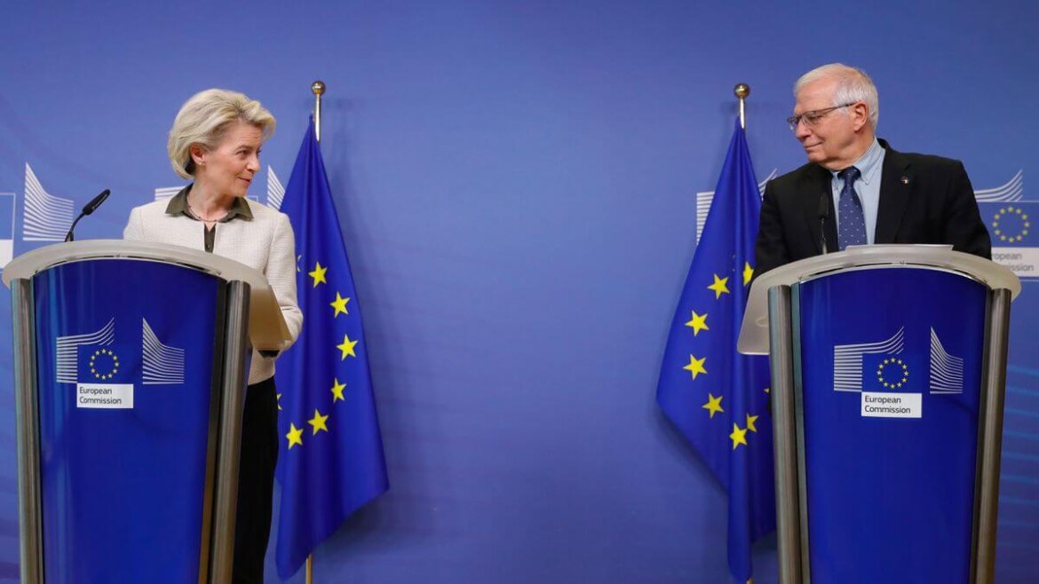 Von der Leyen e Borrell con dietro bandiera Ue