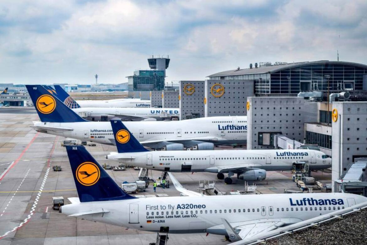 Una serie di aerei di Lufthansa fermi