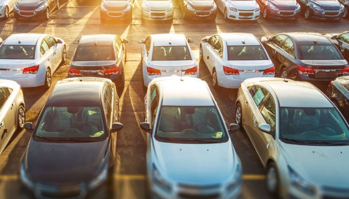 Auto di diverso tipo parcheggiate in fila
