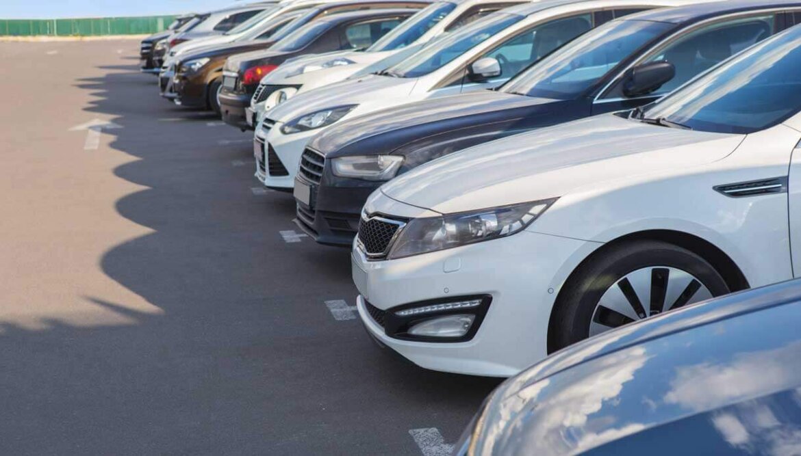 Vari modelli di auto disposti in fila Alcune auto parcheggiate in fila