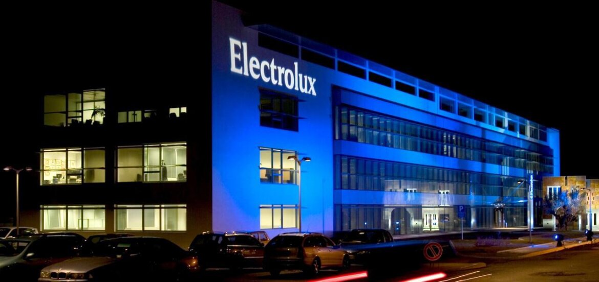 foto dell'azienda electrolux di notte