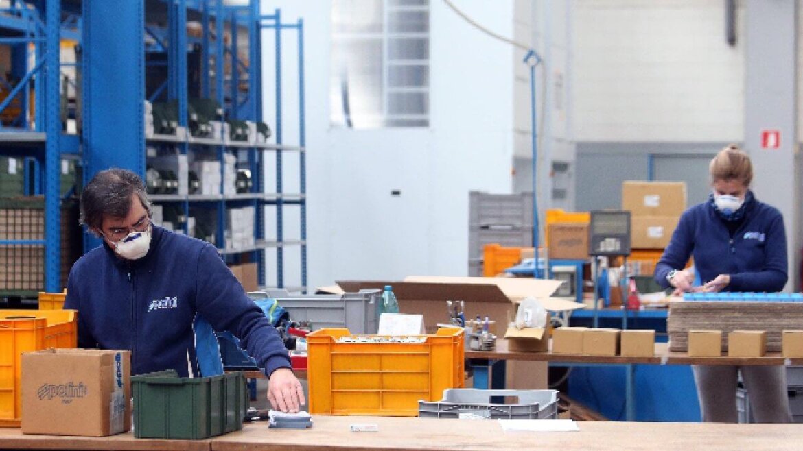 Operai al lavoro in fabbrica in una foto Operai al lavoro in fabbrica in una foto